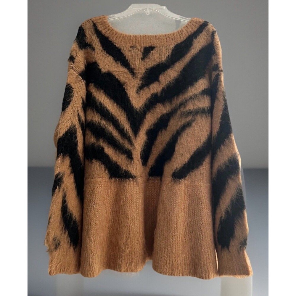 POL Zebra Stripe Fuzzy V Neck Chunky Oversized Sweater Women's Size Large - Picture 8 of 11